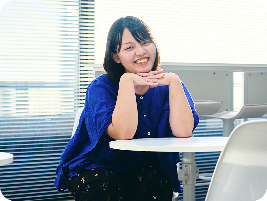 リーフレットデザイン制作者 2年グラフィックコース 外山咲希さん